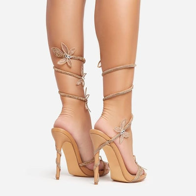 Tacones de aguja con tira envolvente y detalle de mariposa de fantasía